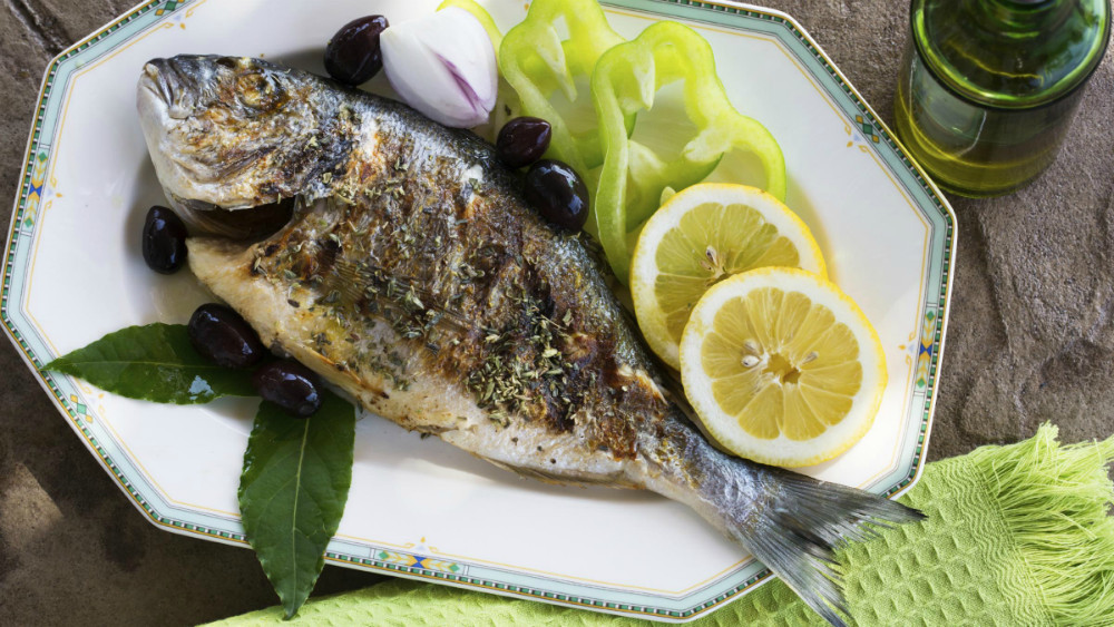 Comer pescado podría reducir el riesgo de ataque al corazón en pacientes con diabetes tipo 2