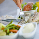 El consumo de proteínas y verduras antes de los carbohidratos podría reducir el azúcar en la sangre