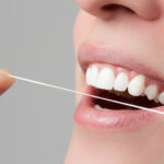 Cepillo de dientes, hilo dental y cuidado bucal regular son herramientas para reducir algunos de los riesgos relacionados con la diabetes