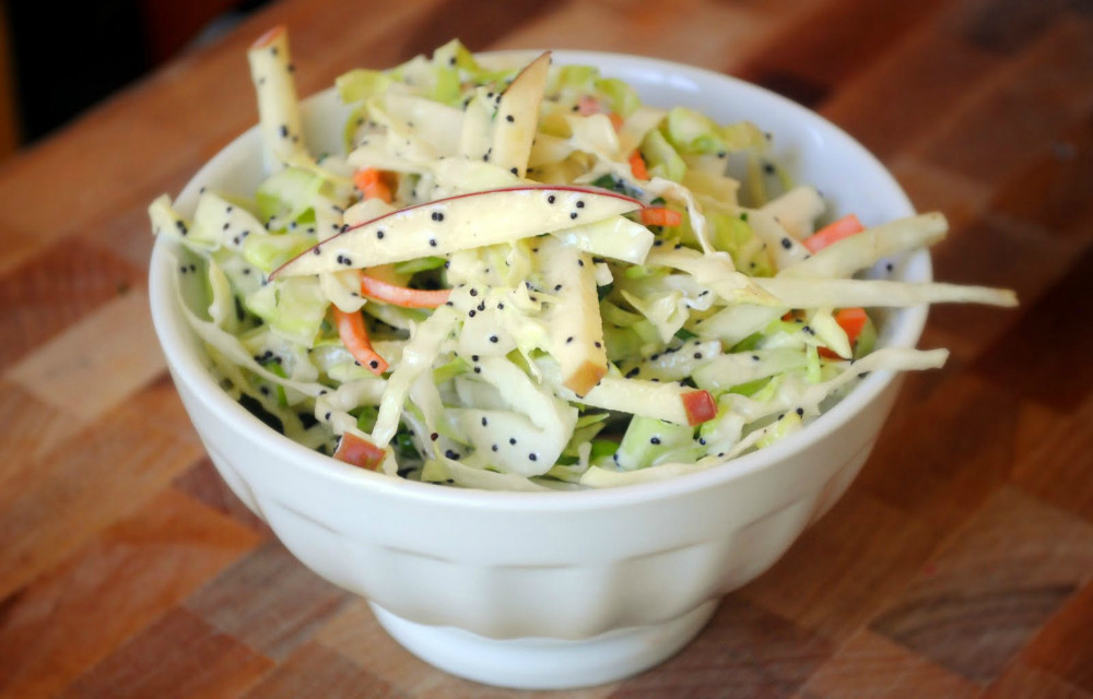 Receta de ensalada de col y manzana con aderezo de limón