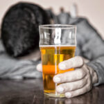 El alcohol puede causar hipoglucemia: Nueve señales de que podría tener peligrosos niveles bajos de azúcar en la sangre