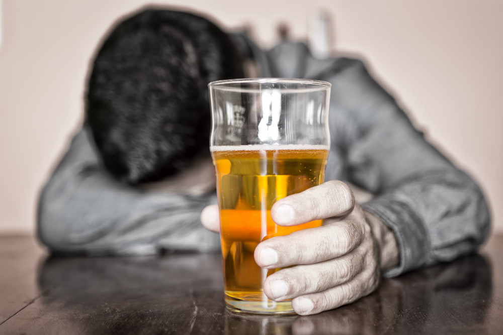 El alcohol puede causar hipoglucemia: Nueve señales de que podría tener peligrosos niveles bajos de azúcar en la sangre