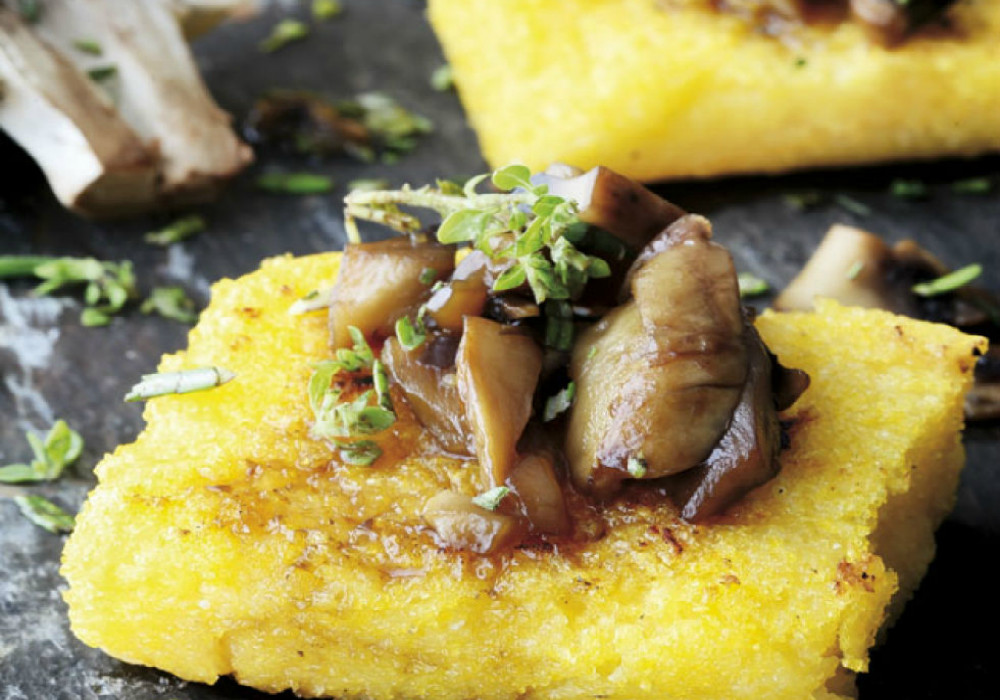 Receta de polenta de queso con champiñones