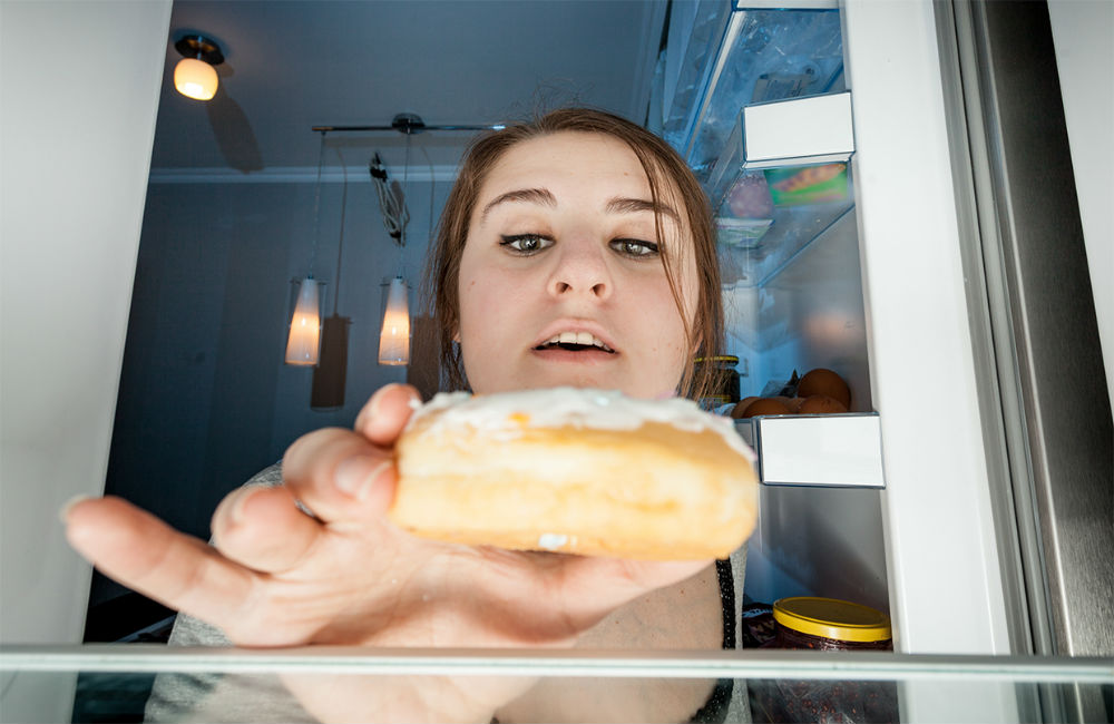 5 razones por las que debe dejar el hábito de comer bocadillos por la noche