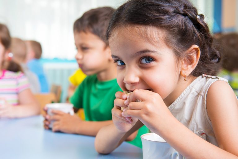 Diabetes tipo 1: La rutina en la comida ayuda a mantener estable el nivel de azúcar en los niños